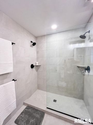 107 W ANN Street, Roanoke, IL 61561