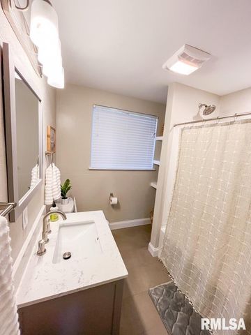 107 W ANN Street, Roanoke, IL 61561