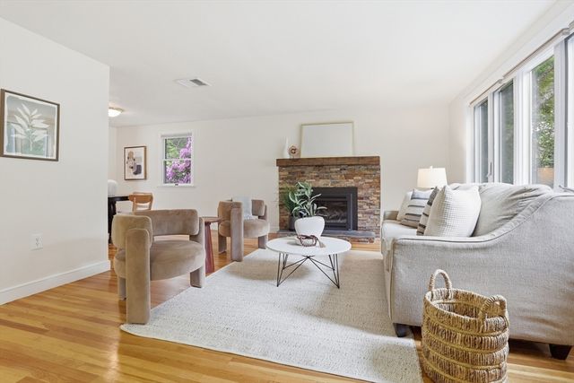 6 Hillcrest Rd, Bedford, MA 01739