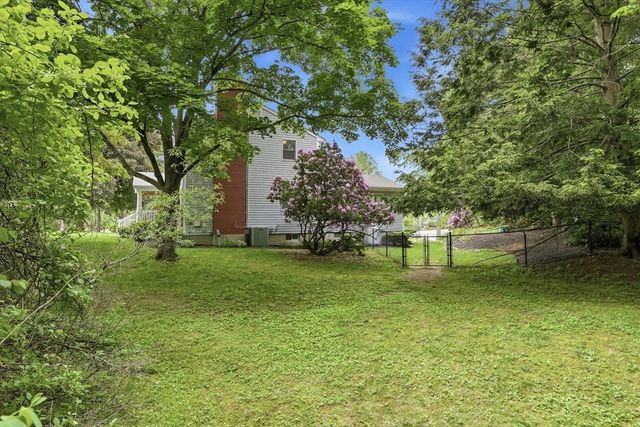 6 Hillcrest Rd, Bedford, MA 01739