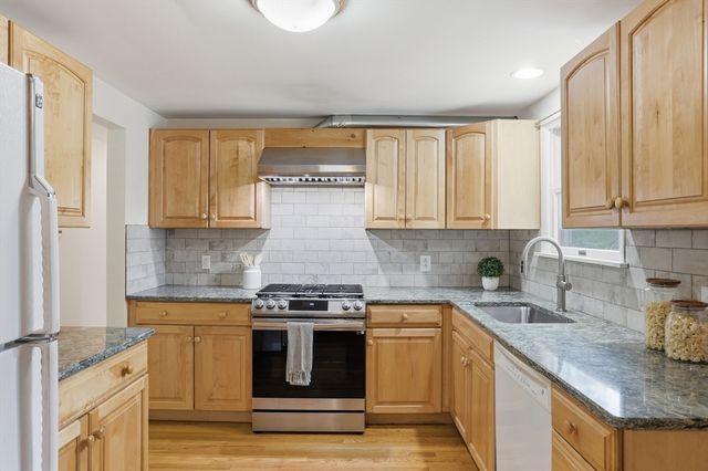 6 Hillcrest Rd, Bedford, MA 01739