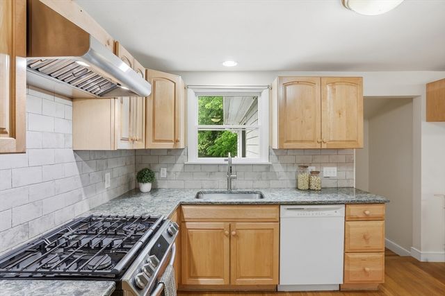 6 Hillcrest Rd, Bedford, MA 01739
