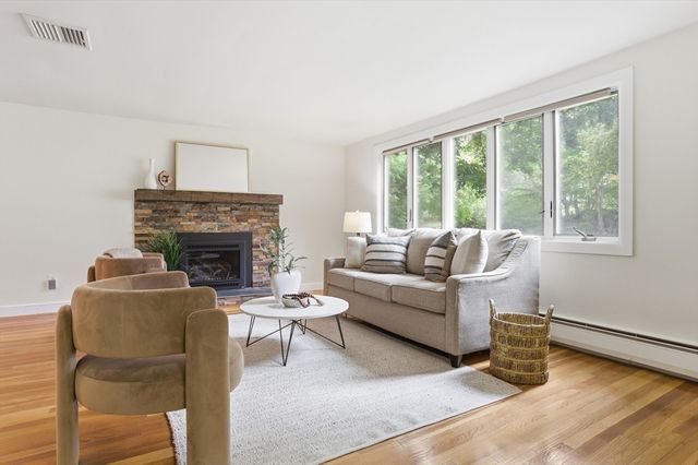 6 Hillcrest Rd, Bedford, MA 01739