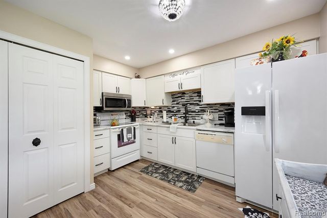 1700 River Road 10, Marysville, MI 48040