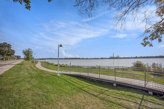 1700 River Road 10, Marysville, MI 48040