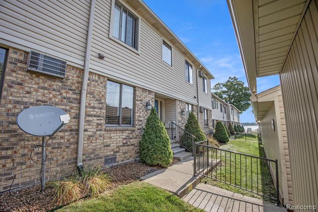 1700 River Road 10, Marysville, MI 48040