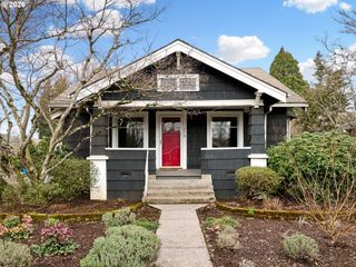 216 S JAMES St, Silverton, OR 97381