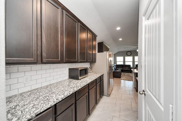 2934 Vales Point Drive, Fresno, TX 77545