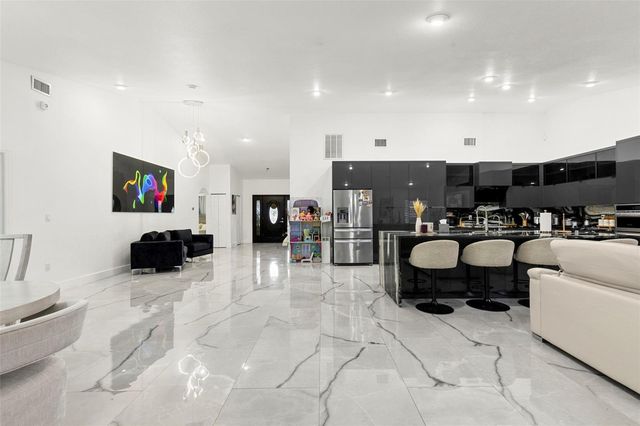 8019 N GOMEZ AVENUE, Tampa, FL 33614