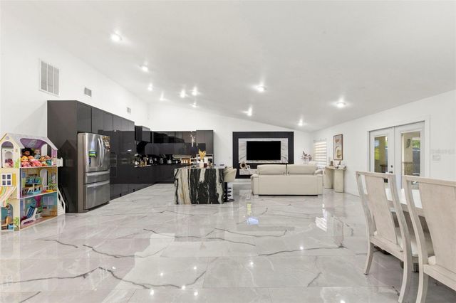 8019 N GOMEZ AVENUE, Tampa, FL 33614