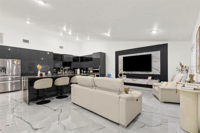 8019 N GOMEZ AVENUE, Tampa, FL 33614