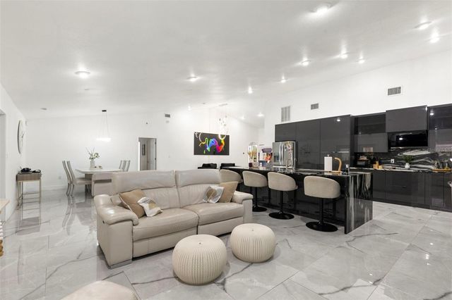 8019 N GOMEZ AVENUE, Tampa, FL 33614