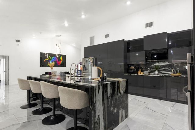 8019 N GOMEZ AVENUE, Tampa, FL 33614