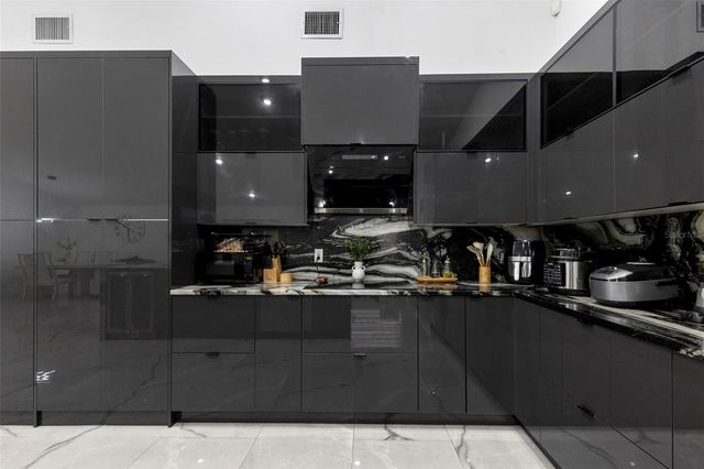 8019 N GOMEZ AVENUE, Tampa, FL 33614