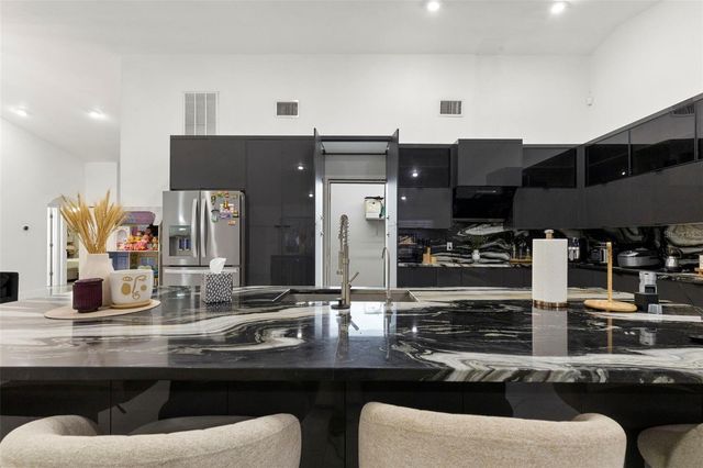 8019 N GOMEZ AVENUE, Tampa, FL 33614