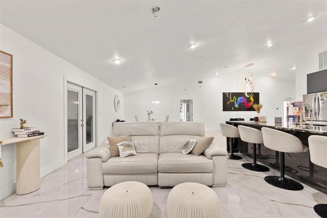 8019 N GOMEZ AVENUE, Tampa, FL 33614