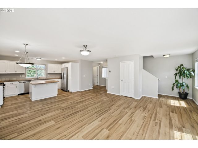 19157 Se ASH St, Portland, OR 97233