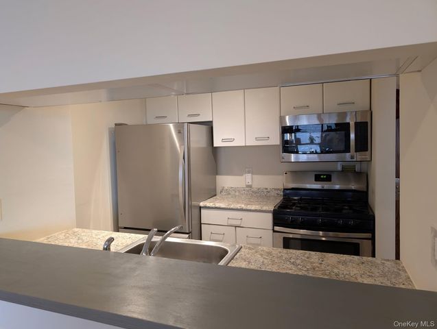 4 Martine Avenue 709, White Plains, NY 10606