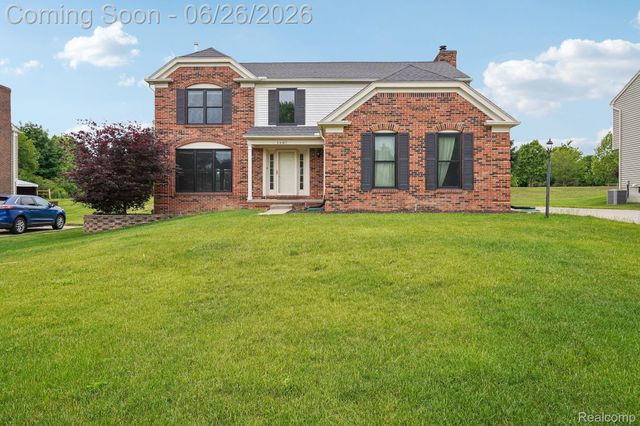 1687 Grandview Drive, Rochester Hills, MI 48306