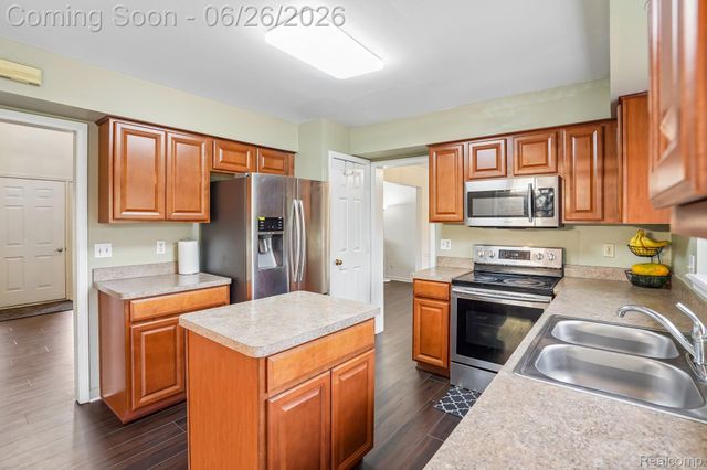 1687 Grandview Drive, Rochester Hills, MI 48306