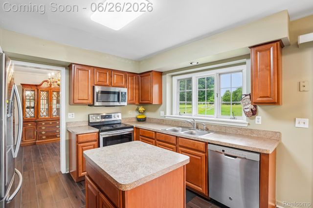 1687 Grandview Drive, Rochester Hills, MI 48306