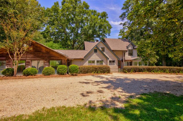 315 Buccaneer Dr., Hattiesburg, MS 39402