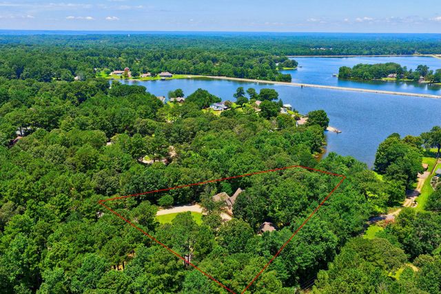 315 Buccaneer Dr., Hattiesburg, MS 39402