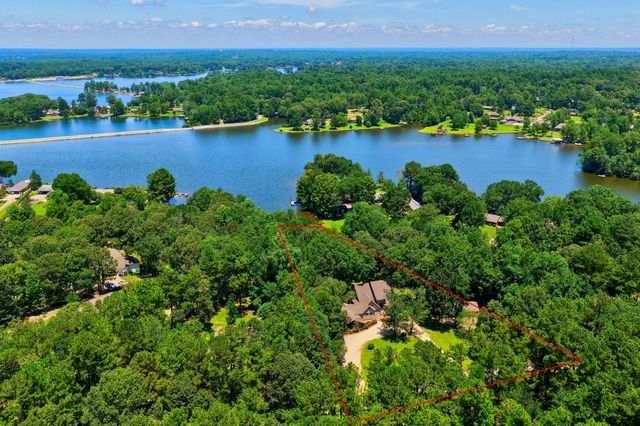 315 Buccaneer Dr., Hattiesburg, MS 39402