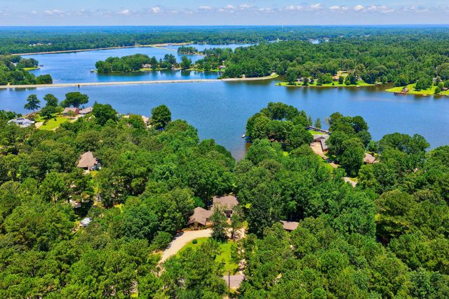 315 Buccaneer Dr., Hattiesburg, MS 39402