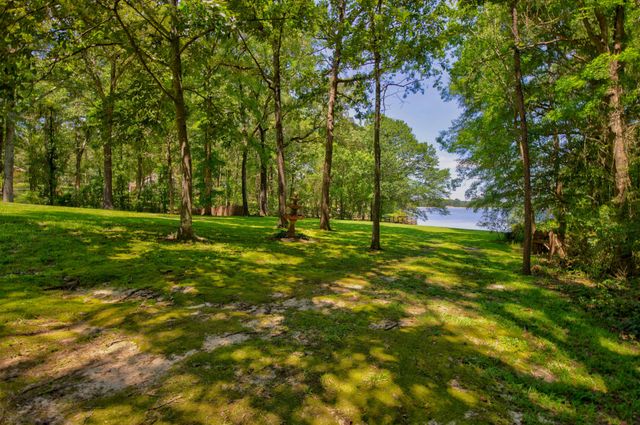 315 Buccaneer Dr., Hattiesburg, MS 39402