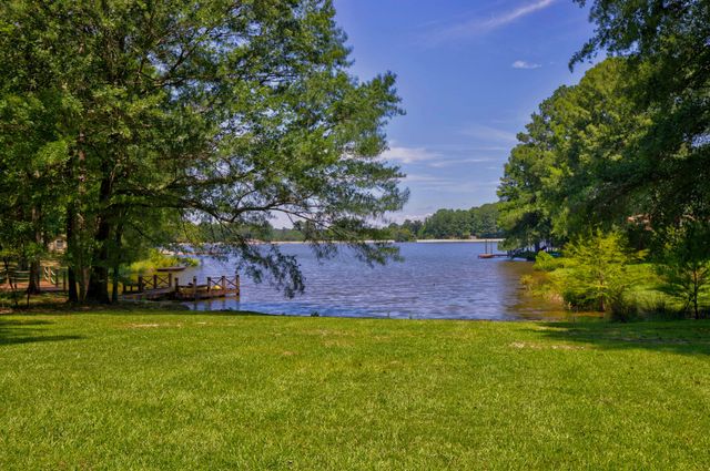 315 Buccaneer Dr., Hattiesburg, MS 39402