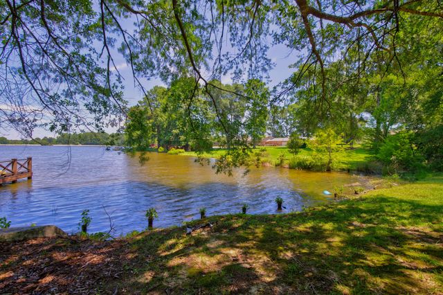 315 Buccaneer Dr., Hattiesburg, MS 39402