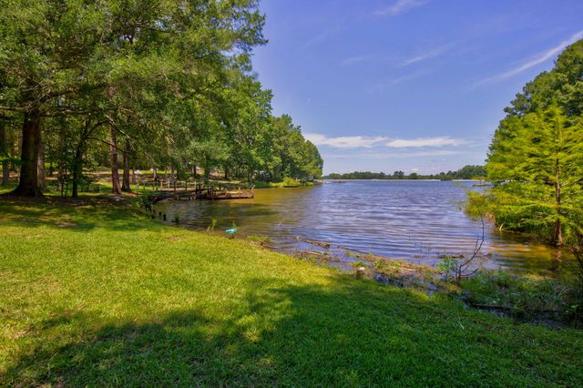 315 Buccaneer Dr., Hattiesburg, MS 39402
