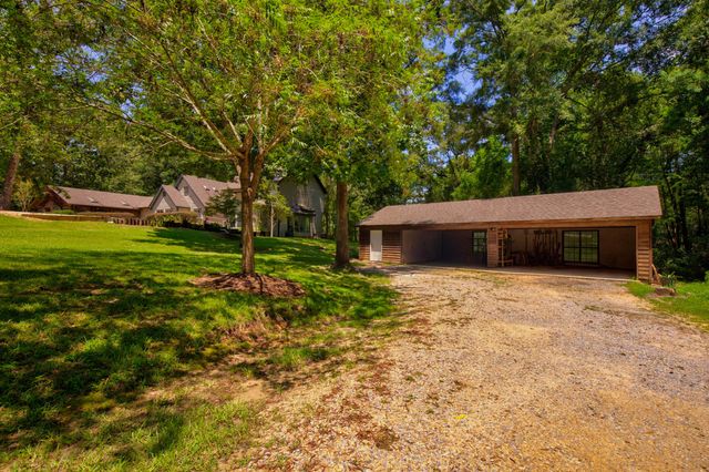 315 Buccaneer Dr., Hattiesburg, MS 39402