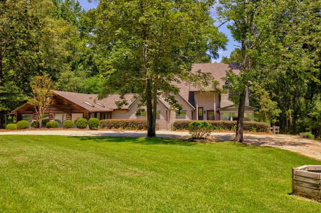 315 Buccaneer Dr., Hattiesburg, MS 39402
