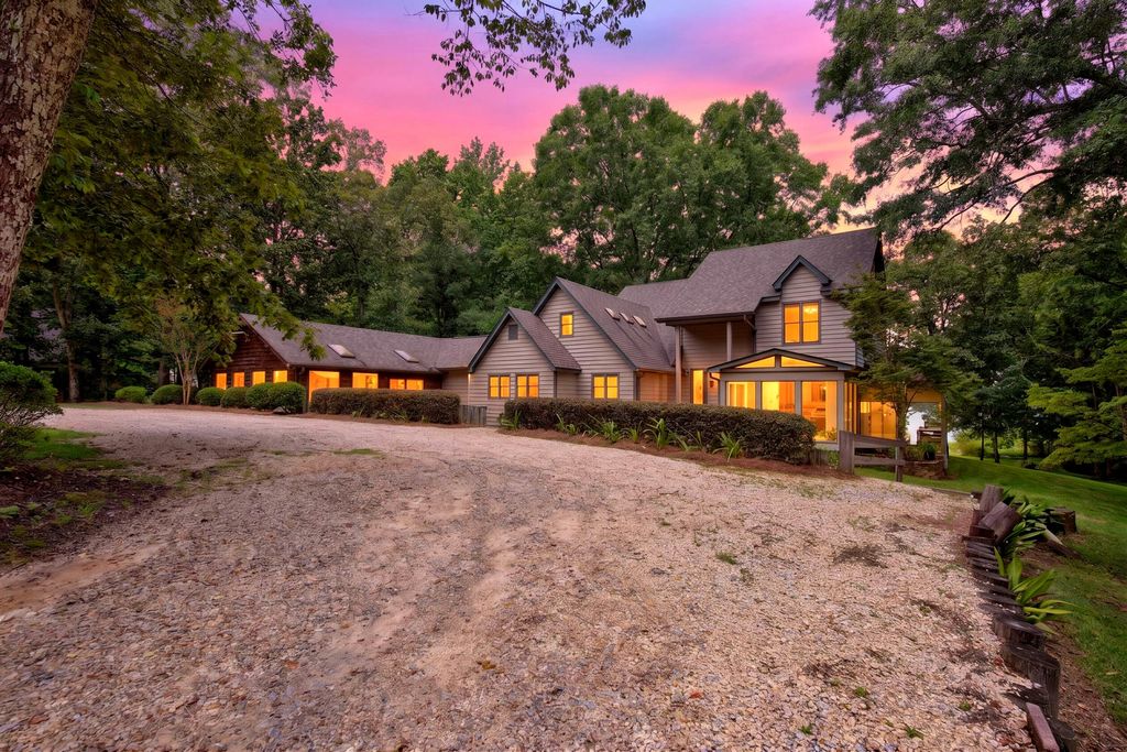 315 Buccaneer Dr., Hattiesburg, MS 39402