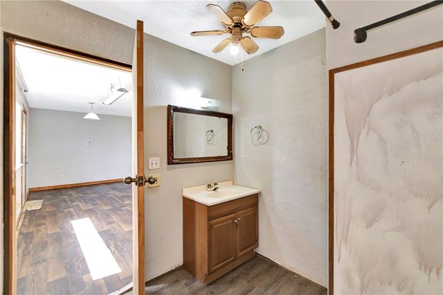 301 Price Street, Madisonville, TX 77864