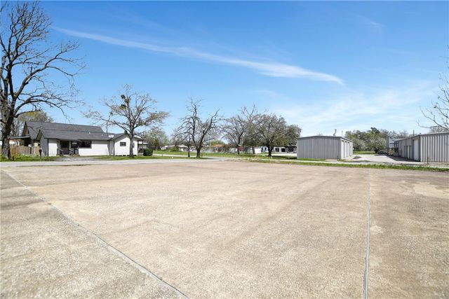 301 Price Street, Madisonville, TX 77864