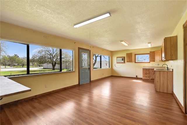 301 Price Street, Madisonville, TX 77864