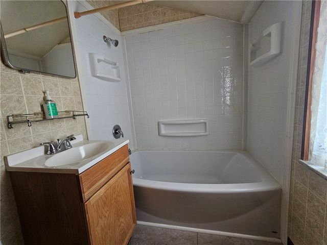 119 Springhouse Dr, Center Twp, PA 16001