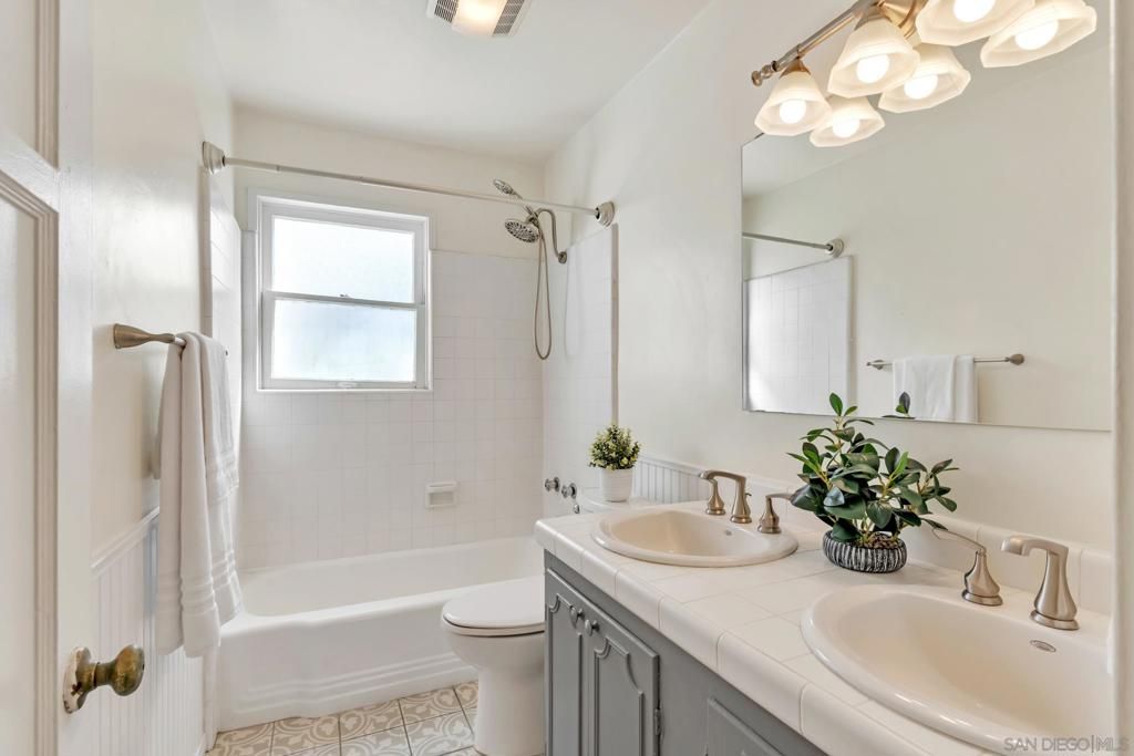 Image 20 of property listing at 241 243 F Avenue, Coronado, CA 92118