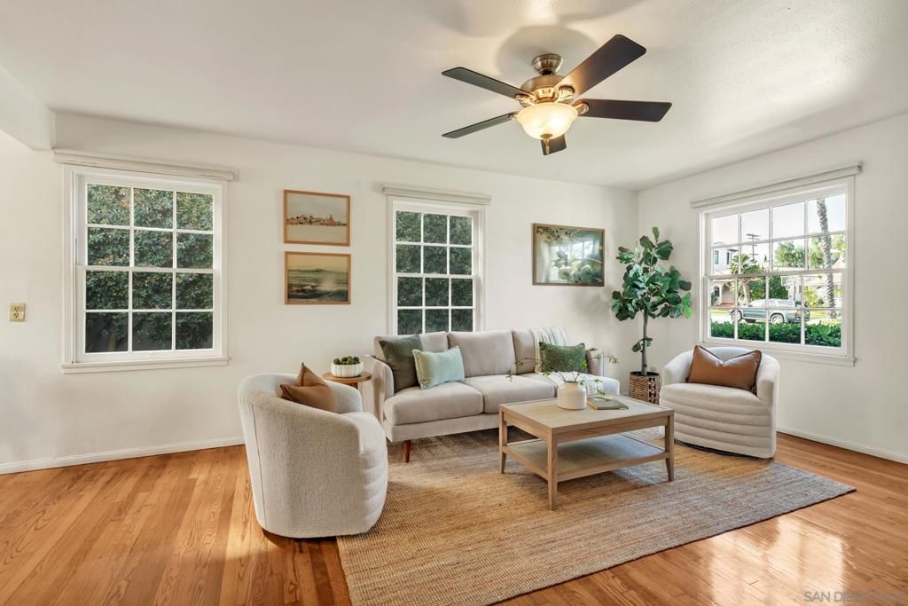 Image 4 of property listing at 241 243 F Avenue, Coronado, CA 92118