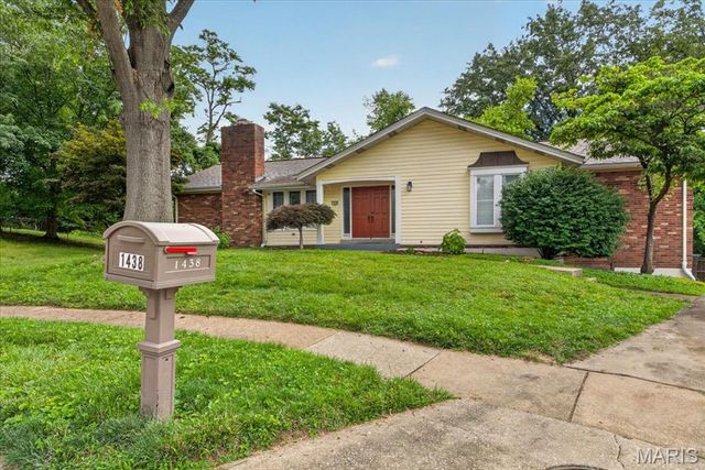 1438 Silverleaf Lane, St Louis, MO 63146