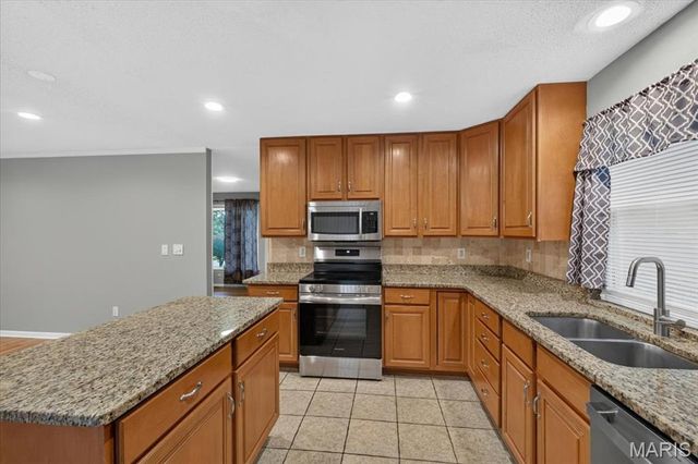 1438 Silverleaf Lane, St Louis, MO 63146
