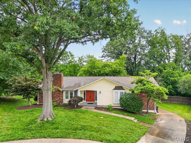 1438 Silverleaf Lane, St Louis, MO 63146