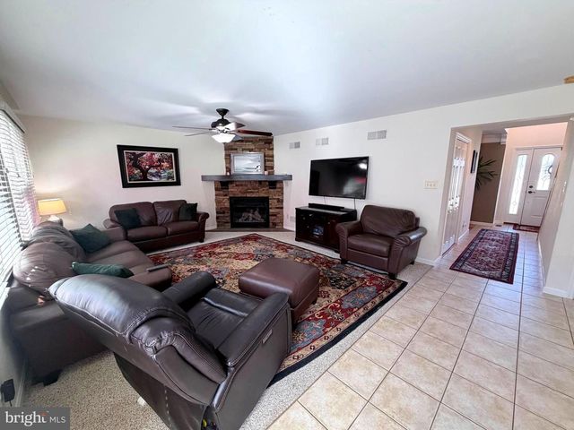 206 PHOENIX DR, Chambersburg, PA 17201