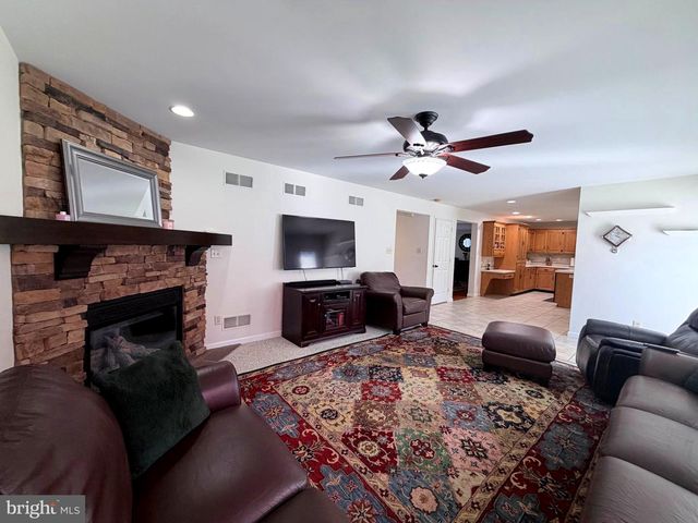 206 PHOENIX DR, Chambersburg, PA 17201