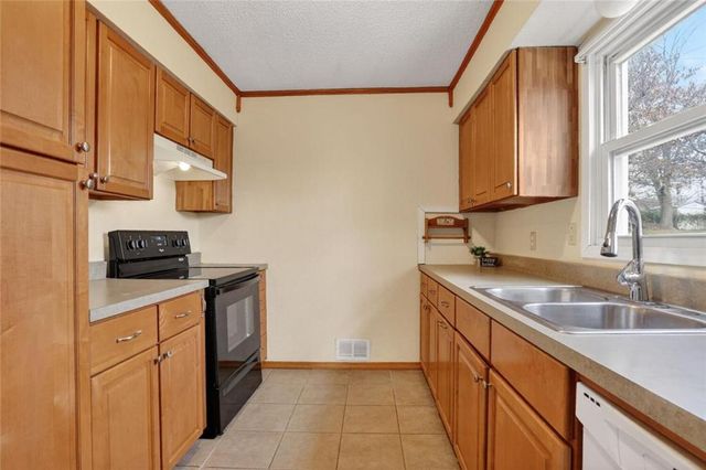 3701 N Cypress Avenue, Kansas City, MO 64117