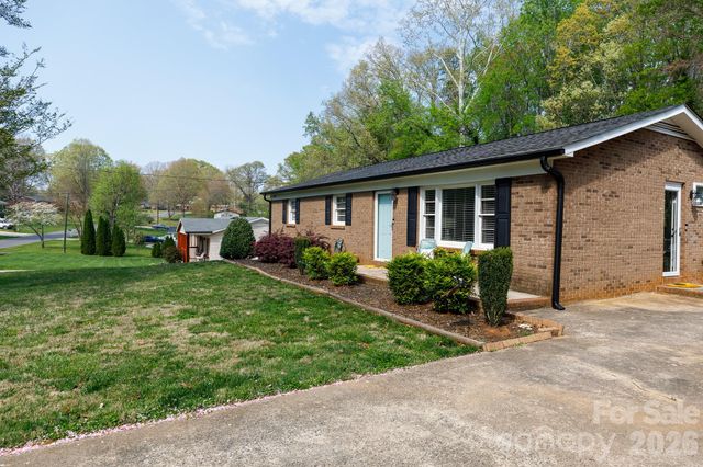 2640 Meadow Lark Lane, Gastonia, NC 28056
