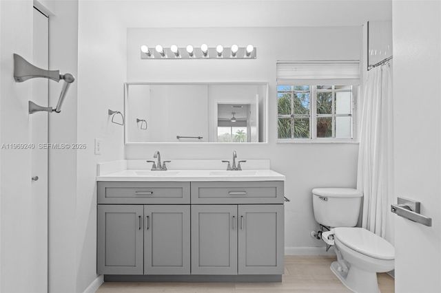 4722 Lago Vista Dr, Coconut Creek, FL 33073